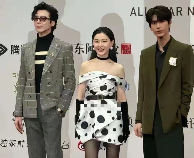 之前一直觉得金靖就是普通长相，最近才反应过来，原来她也是妥妥的大美女 ​​​