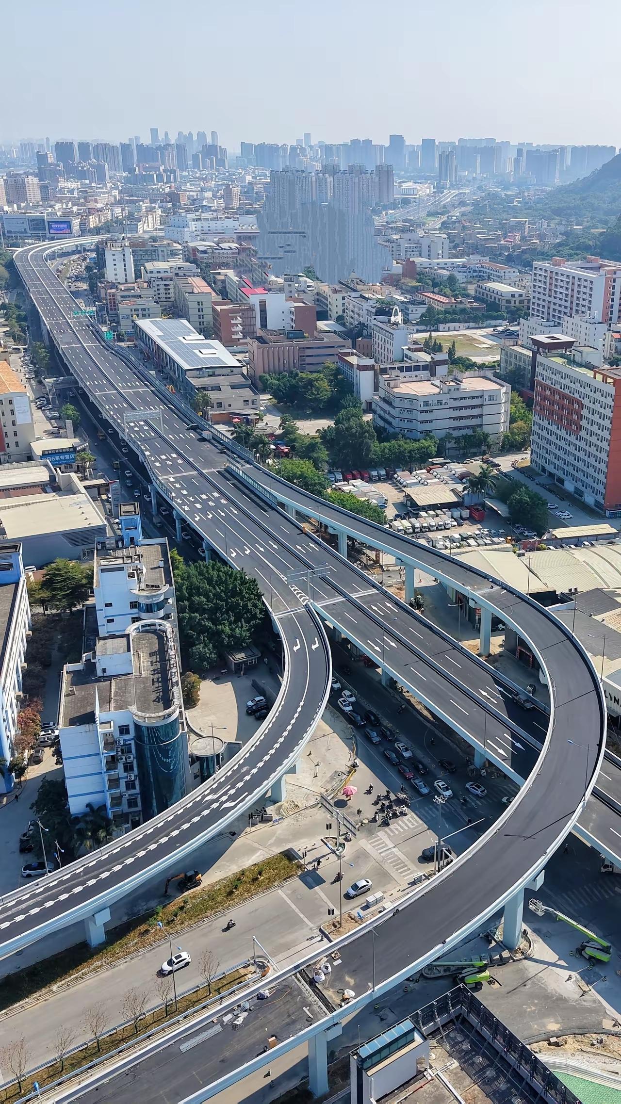 ‌泉州南环路高架桥主线工程预计2026年春节前完工通车‌ 全线采用预制装配式施工