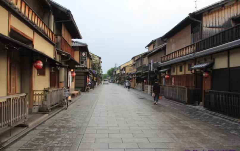 情况越来越不妙，中国游客“消失”后，日本百货公司苦苦支撑。

1月6日，日媒公布