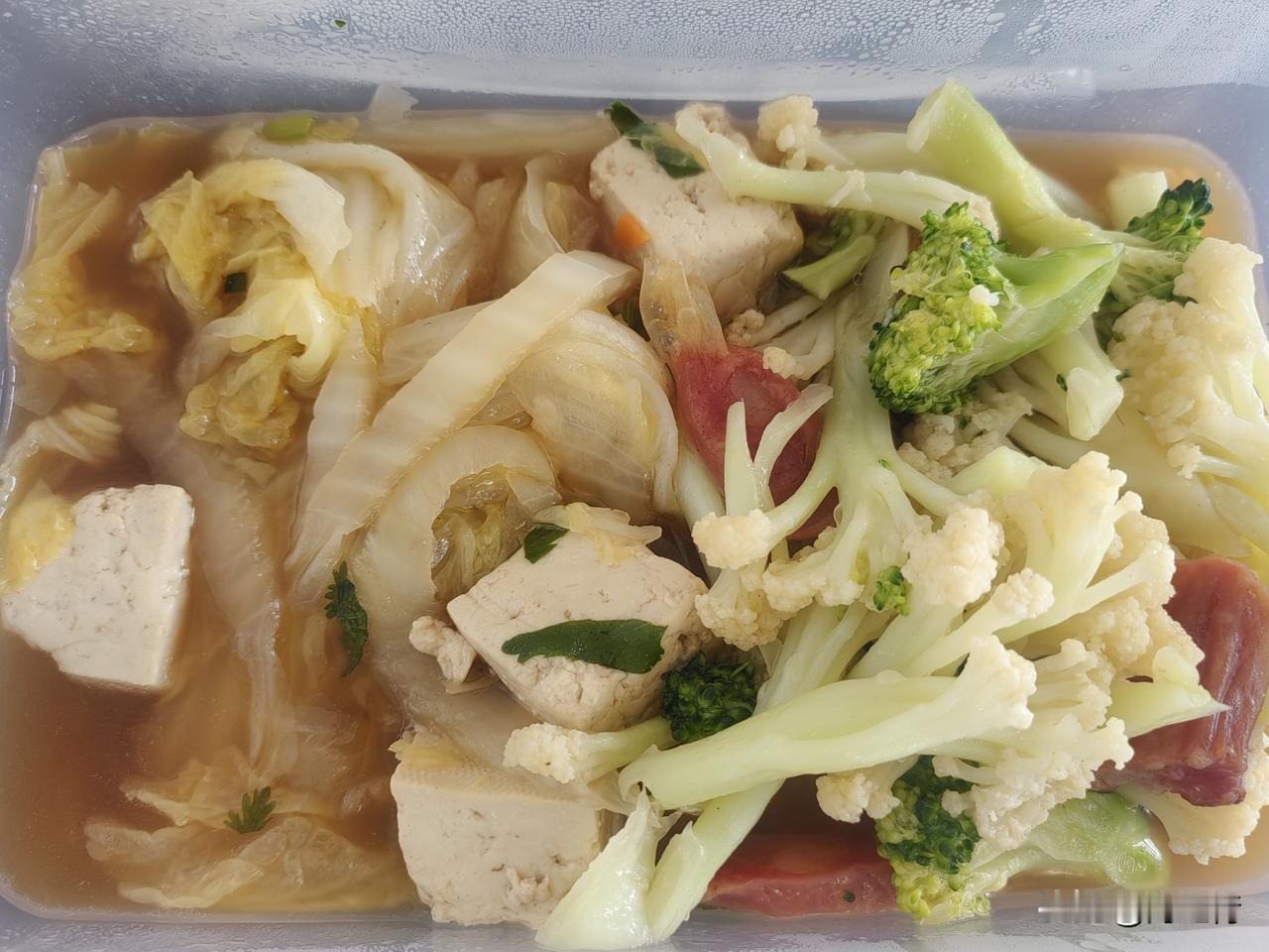 你们公司的工作餐都吃什么中午工作餐，两块排骨，大白菜炖豆腐，炒菜花。荤素搭配吃得