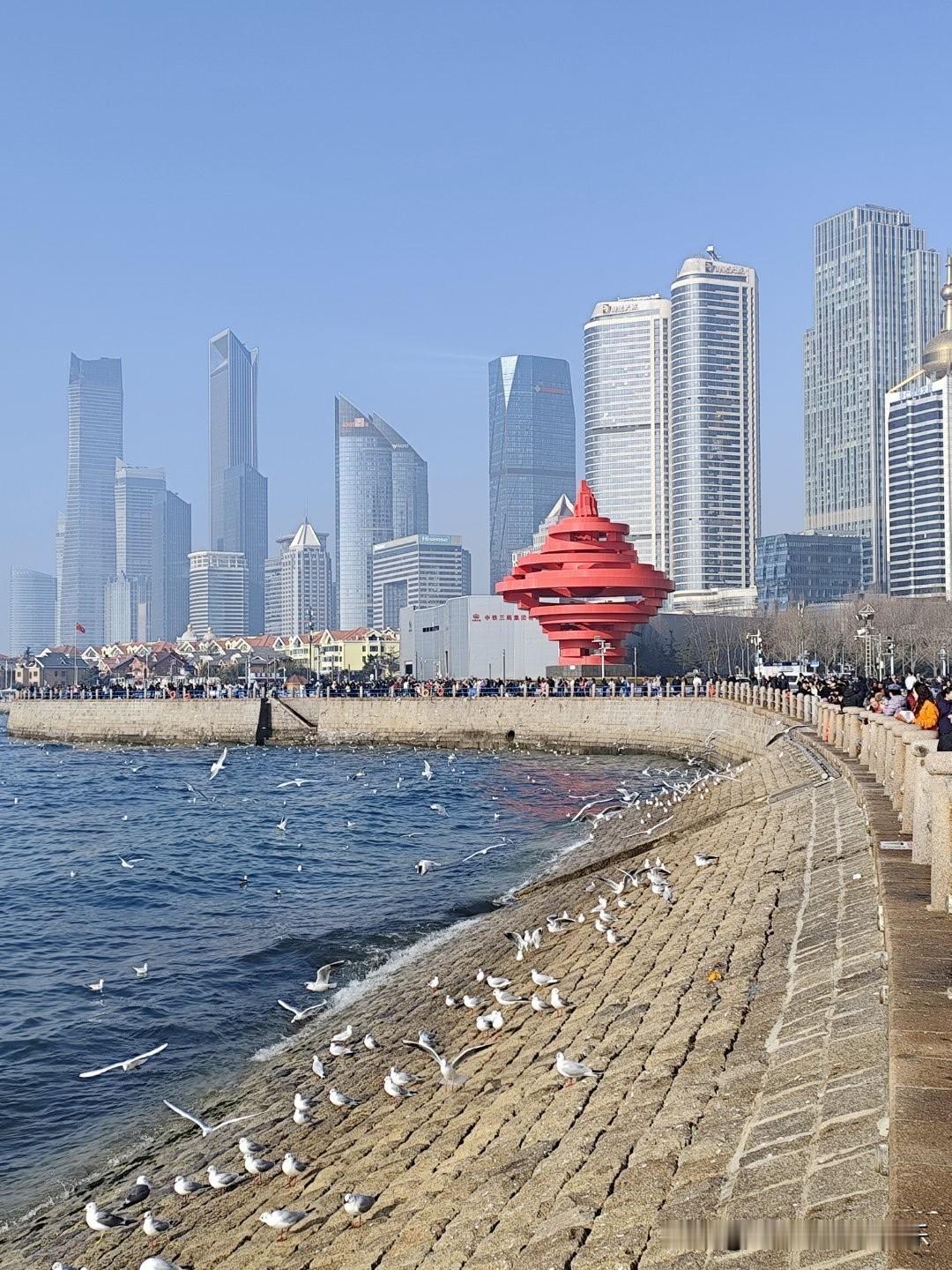 春节的气氛渐渐散去，春天的脚步慢慢靠近。
让我们相约海边跑步，看春色盎然的小姐姐