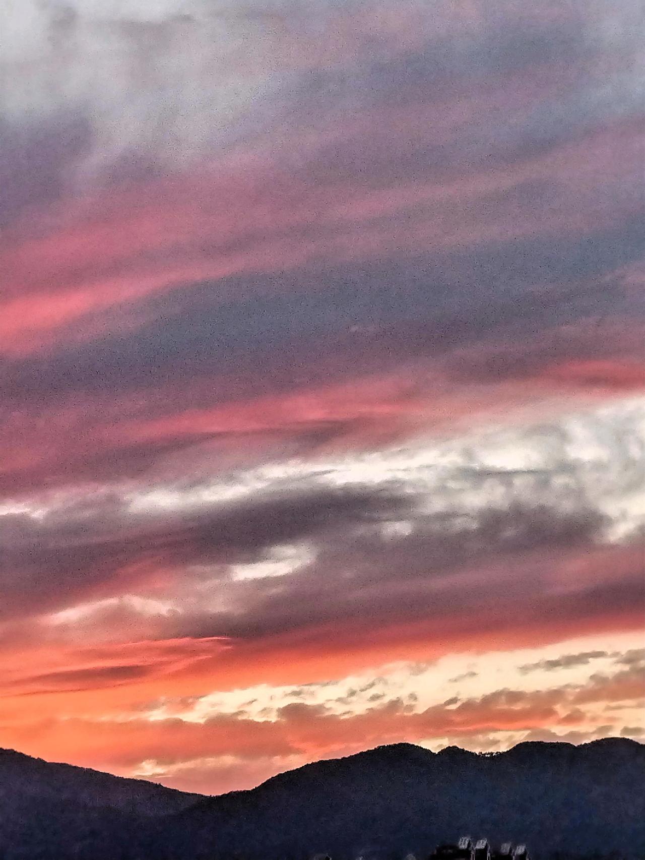 这天空好美，像火烧云一样！随手一拍，都是绝美的壁纸。层层叠叠的彩云被夕阳染上了绚