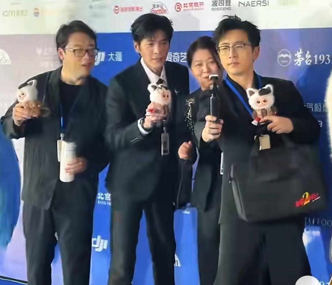 北京电影节明星生图第十六届北影节太会玩了！明星生图直接刷屏，比精修还带感。红毯上