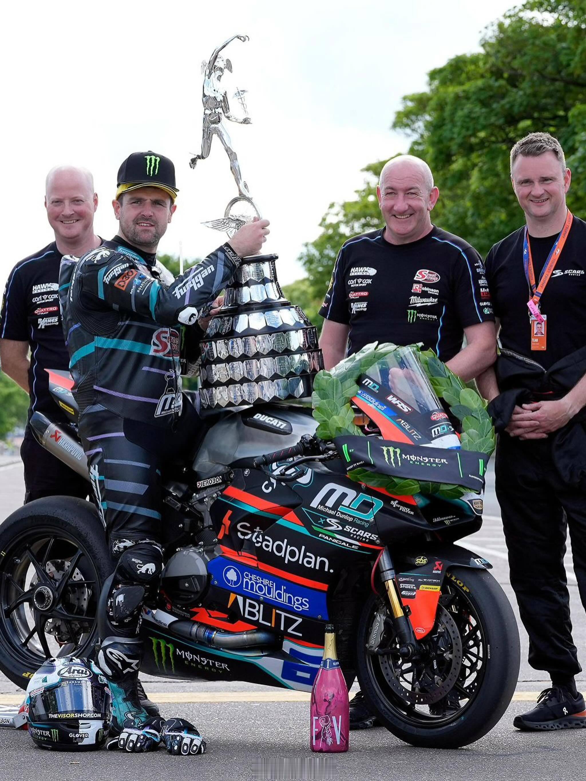 Michael Dunlop 以24.47秒的优势斩获曼岛TT生涯第34个冠军?