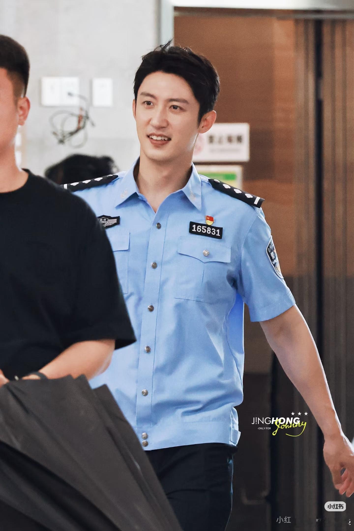 夏天这套制服穿得也太好看了……制服的神！！为穿制服而诞生的男人。