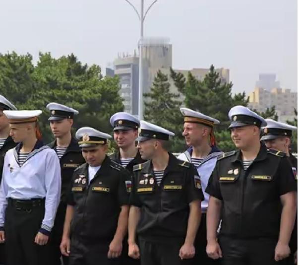 站在052D的垂发前，俄罗斯海军没有一个笑的
 
这是7月8号中俄联合演习过程中