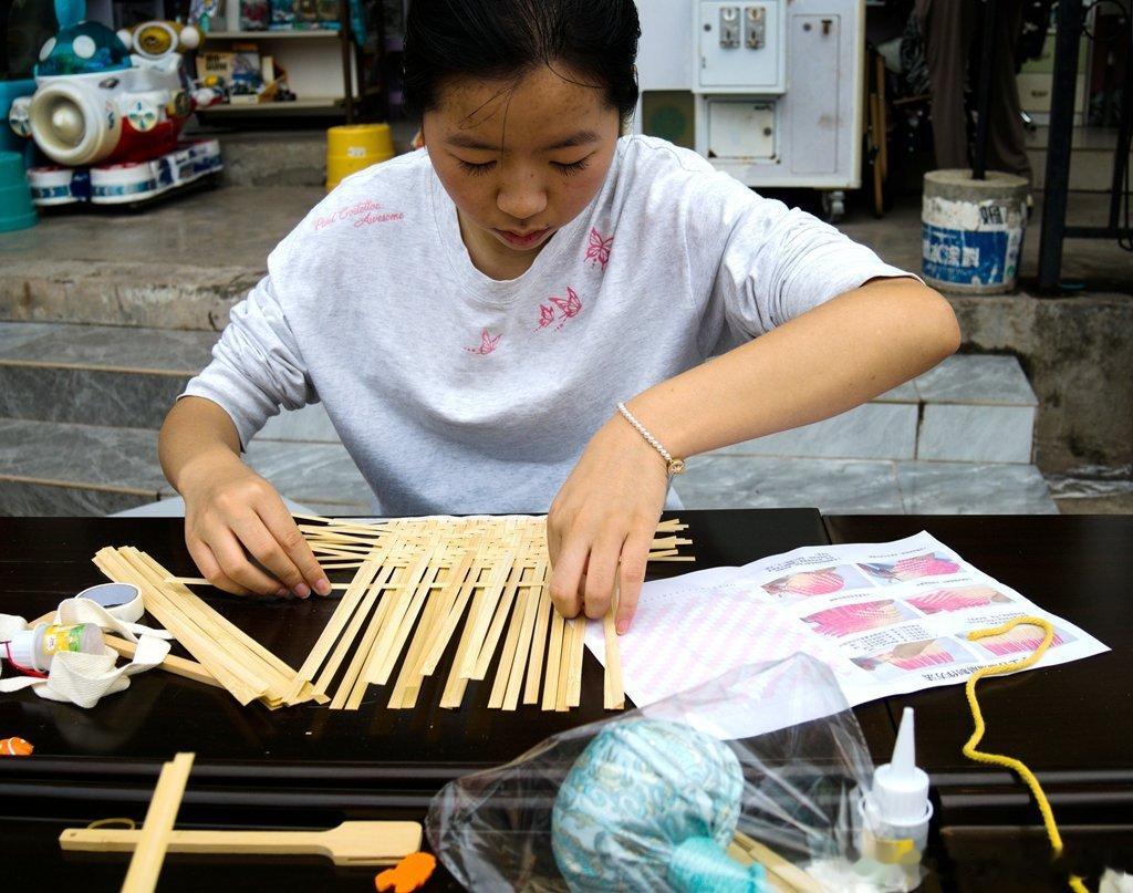 粽叶裹温情文明润永善 粽叶清香氤氲端午时节，文明新风拂润百姓心田。6月16日，云