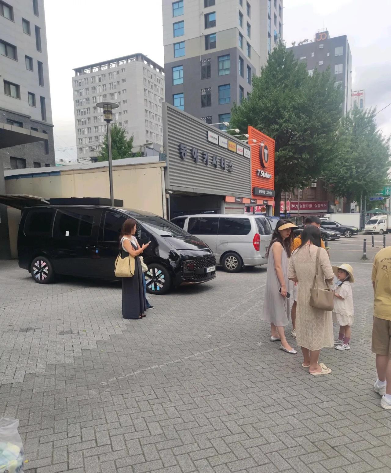 恭喜理想打进韩国市场，虽然中国不接受这外观，但是韩国人不介意，满大街都是理想MP