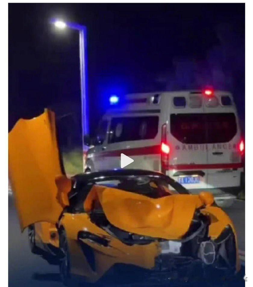 江苏南京园区道路，一辆价值200万的迈凯伦正常行驶，一名骑手驾驶三无电动摩托高速