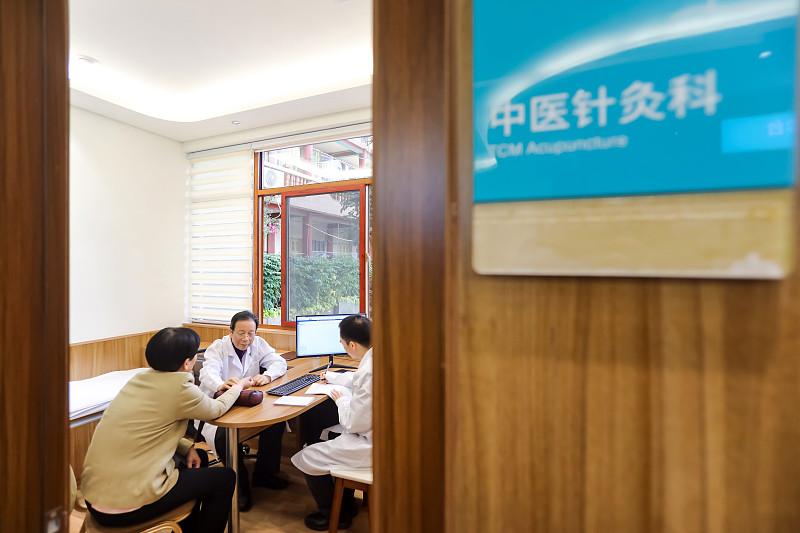 最近门诊一到白露前后，关节冷痛、旧伤复发的患者能比平时多三成，大多都是踩了养生误
