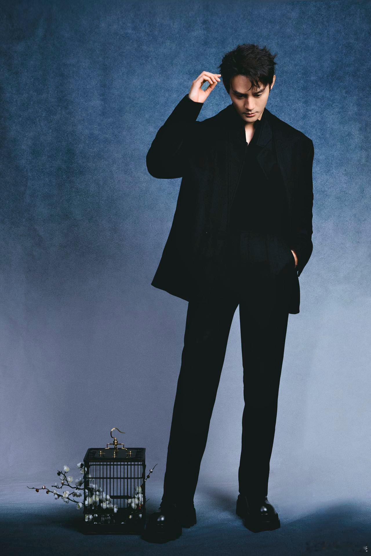 #新中式赛道也是被王凯闯进去了#的中式造型美轮美奂。他的板正和贵气，完美展现了中