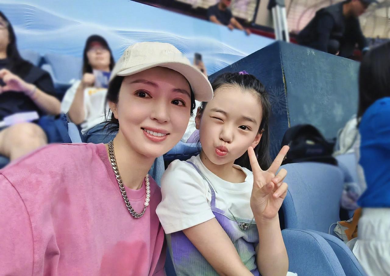 女星董璇三刷林俊杰演唱会，妥妥的真爱粉啊！这次她带着女儿小酒窝现场听《小酒窝》，