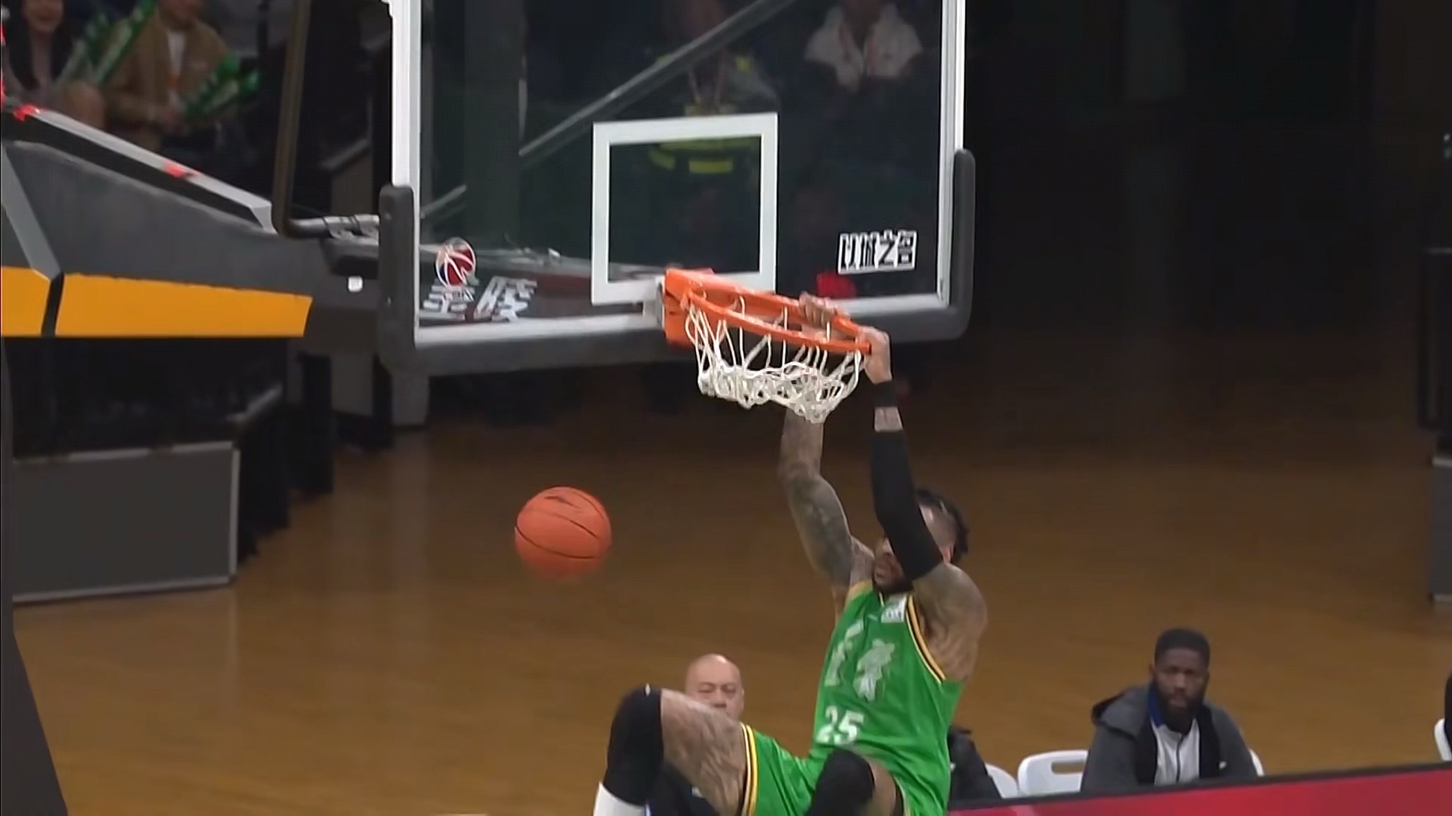 大莫因为吊框被吹T了辽宁男篮vs新疆男篮辽宁男篮