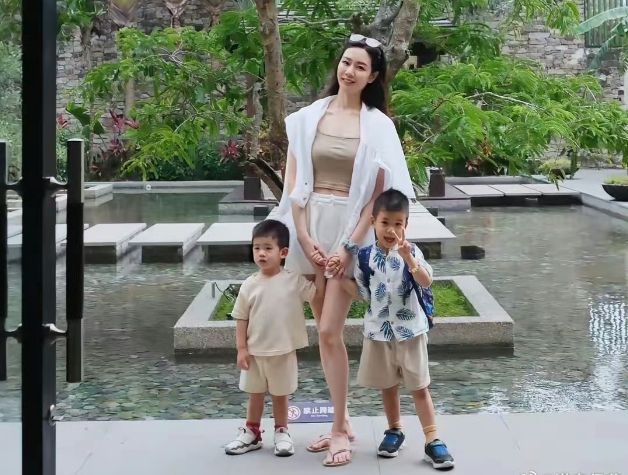 释永信老婆有钱和尚又何妨，照样夜班送上床！[嘻嘻][嘻嘻]看到一首打油诗[酷][