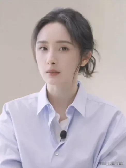 杨幂说、既然决定往前走，那我们就不回头。因为有一个问题，其实就是以后、现在和过去