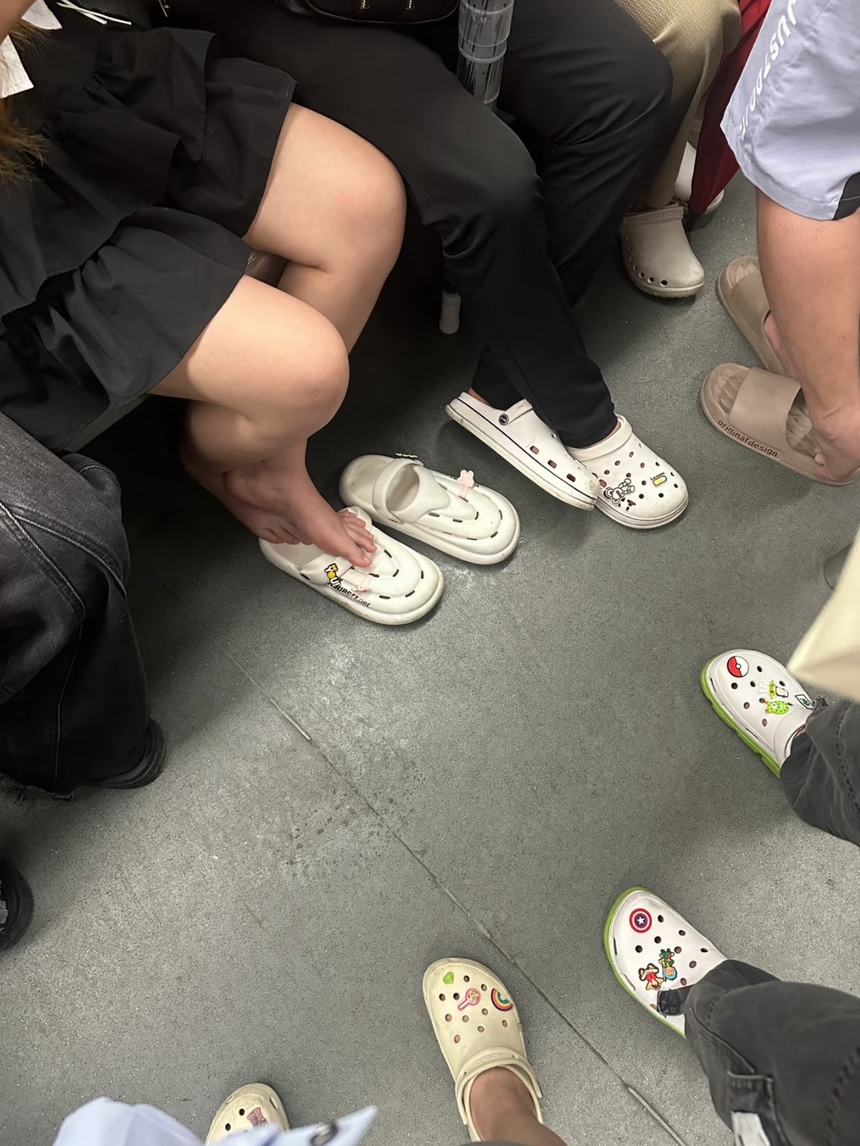 喜欢穿洞洞鞋的人天塌了动不动就天塌了，洞洞鞋好不好穿，用户能不知道吗？这些个专家