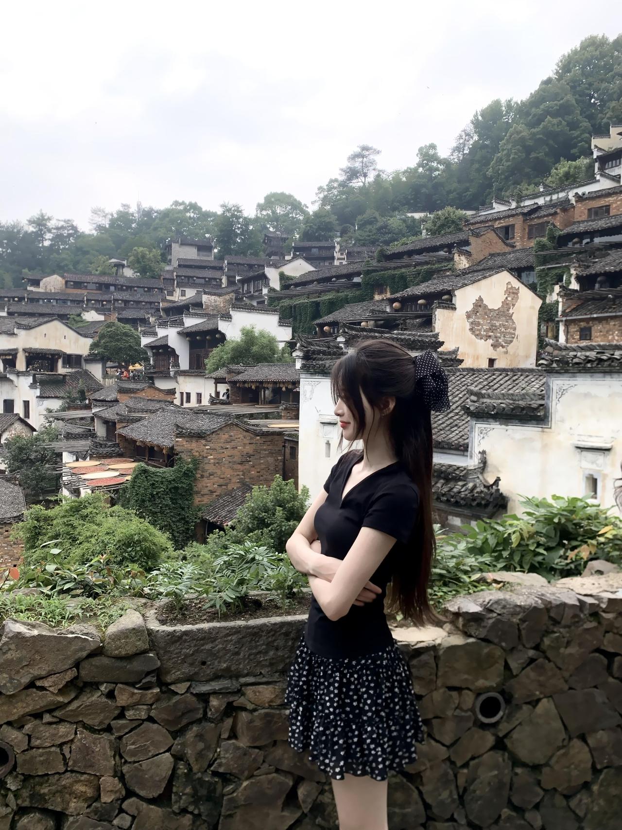 一个没钱、没能力、
没才华的人，
不要伪装自己有钱、
有本事、有天赋。
你越装，