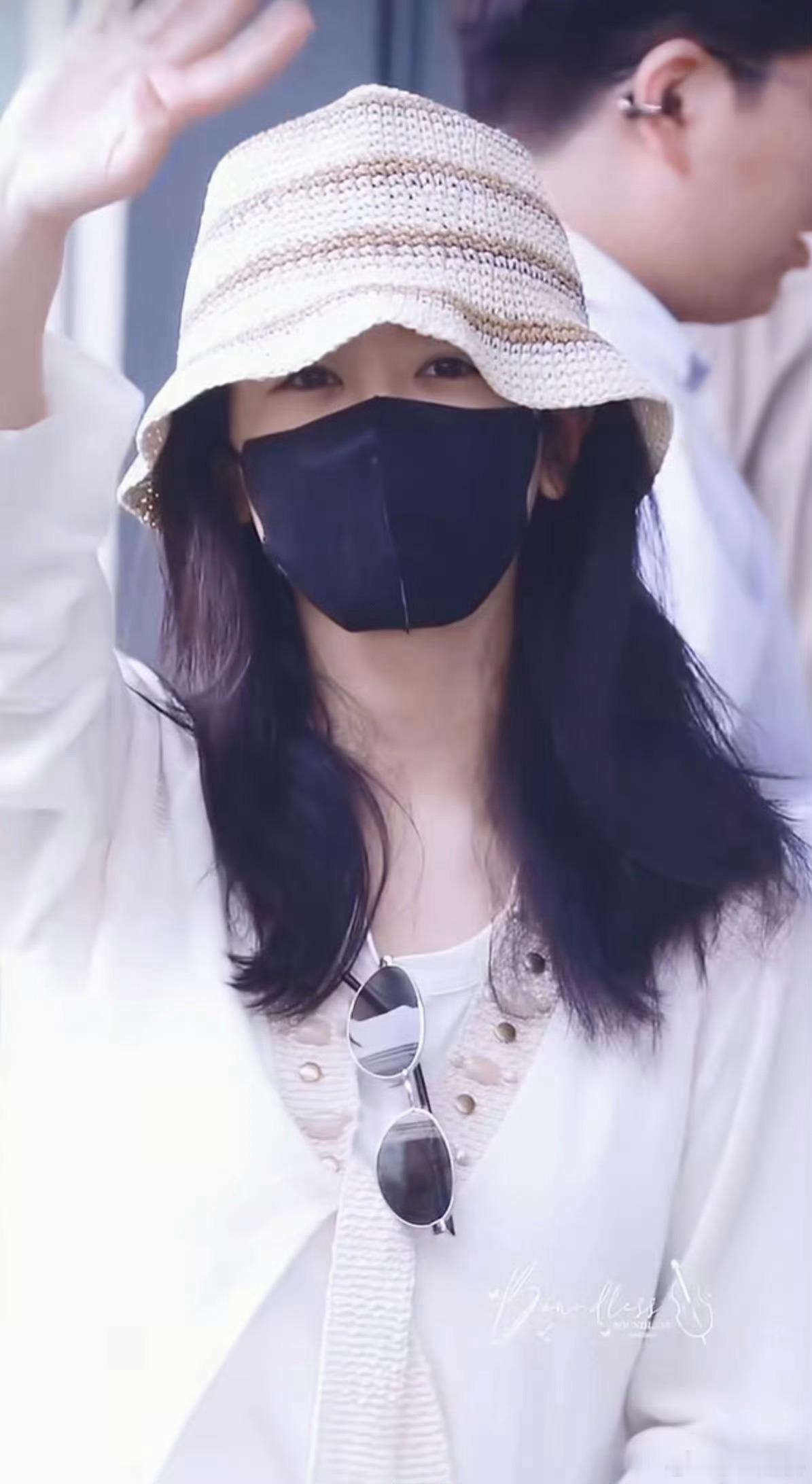 杨紫出发广州机场路透白玉兰视后咋这么美 