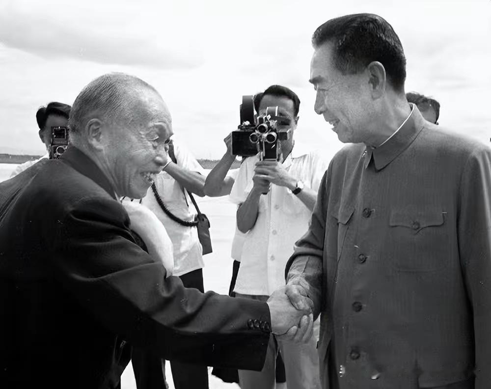 1965年7月20日，民航客机稳稳落地北京机场。曾经出任国民党代总统的李宗仁，离