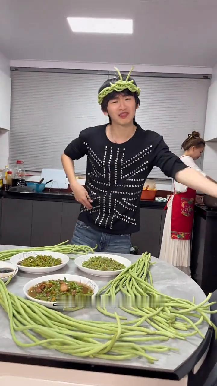 上月吃蒜苔，这月吃豆角，一日三餐吃豆角，顿顿不一样。早上腌豆角，中午炒豆角，到了