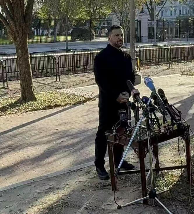 乌克兰总统和乌克兰人视为耻辱，人类历史上的首次。泽连斯基作为一国总统，却不得不在