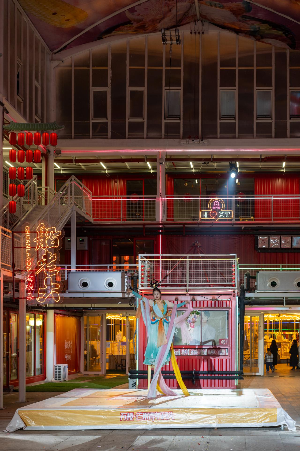 万楼这边最好玩，还是傍晚。
抽了主楼有灯光秀，旁边的小广场还有火焰表演；室内则有