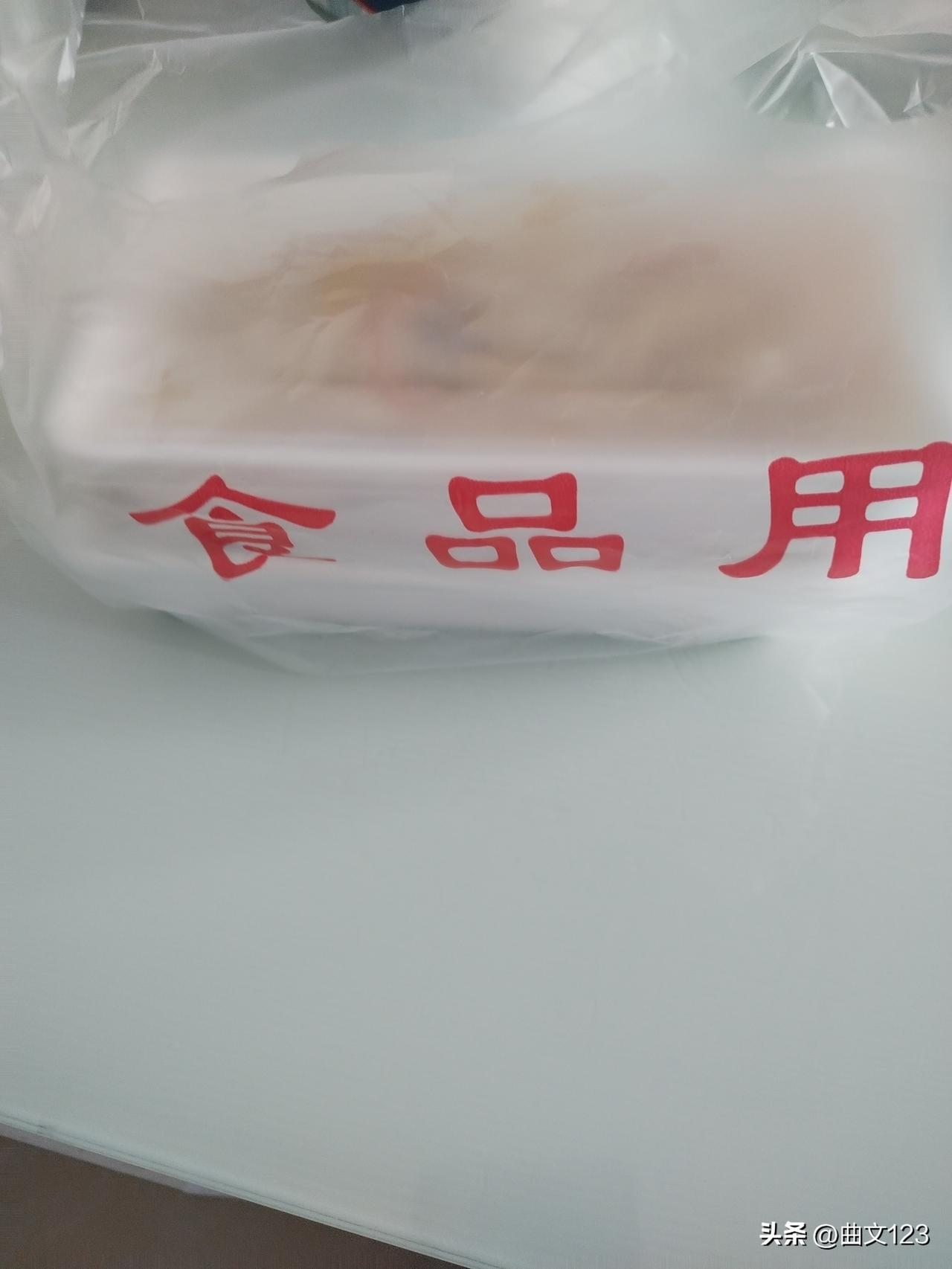 一份土豆丝，一份豆腐皮炒头菜，一共花了五元钱！