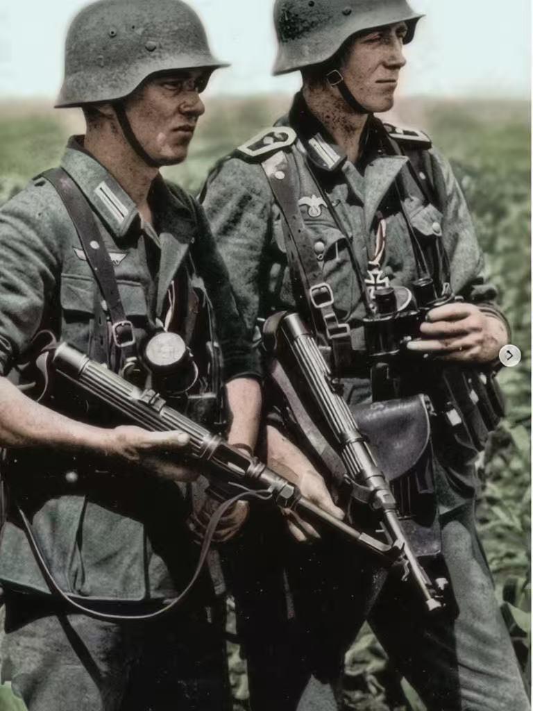 1942年，克里米亚，正在东线战场作战的德军士兵！
看他们人手一把MP40冲锋枪