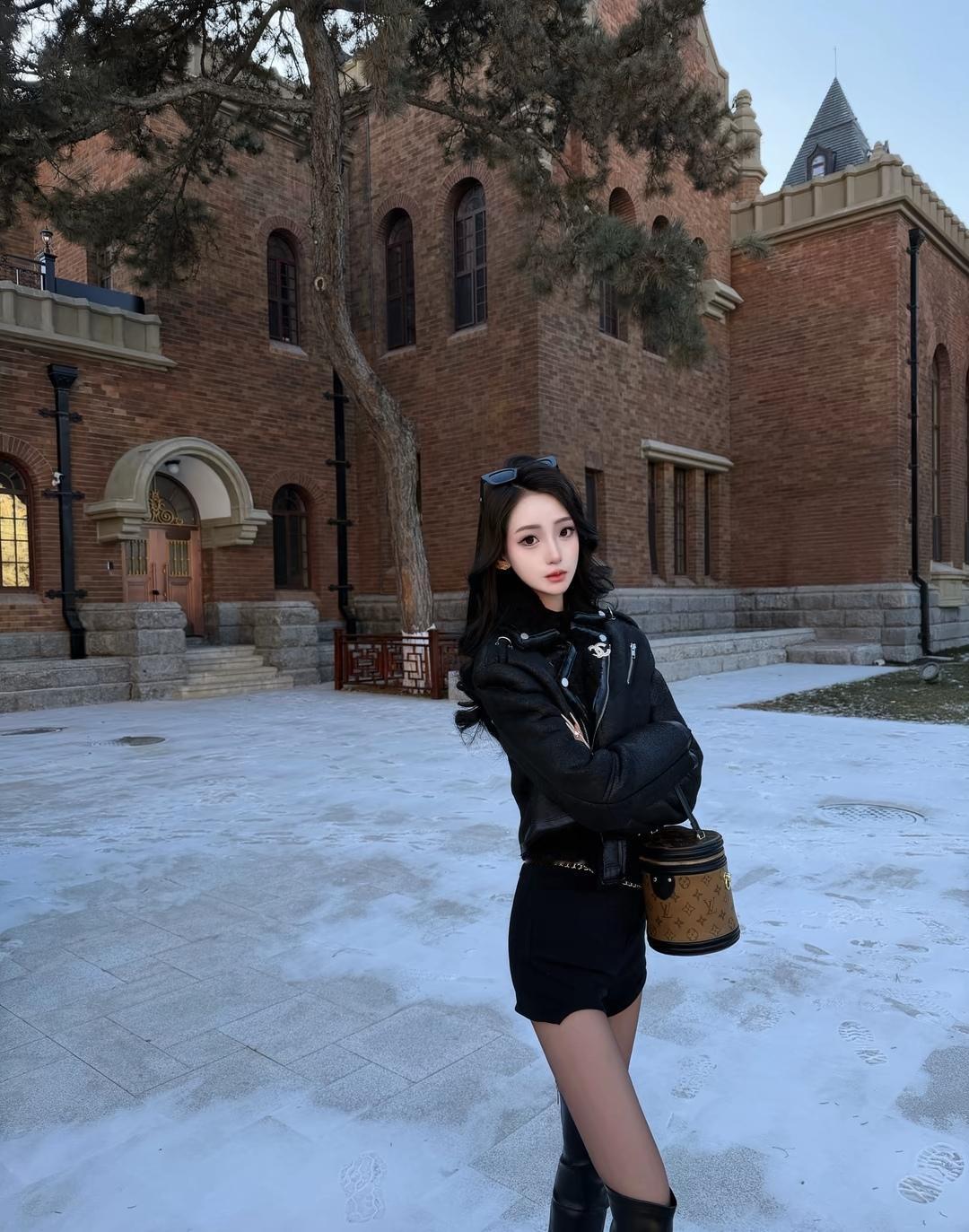 冬日穿搭指南：黑色皮衣+短裙，帅气又时髦！