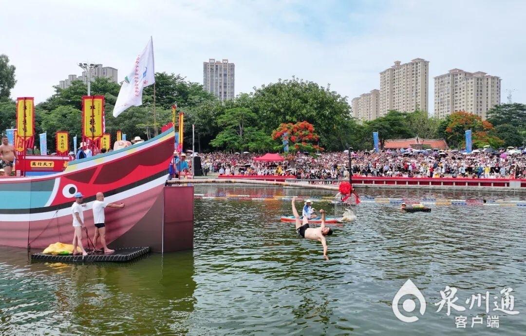 浪淘沙 · 水上掠鸭
      
足踩滑油杆，颠晃奔前。惊惶白鸭水中翻。击浪追