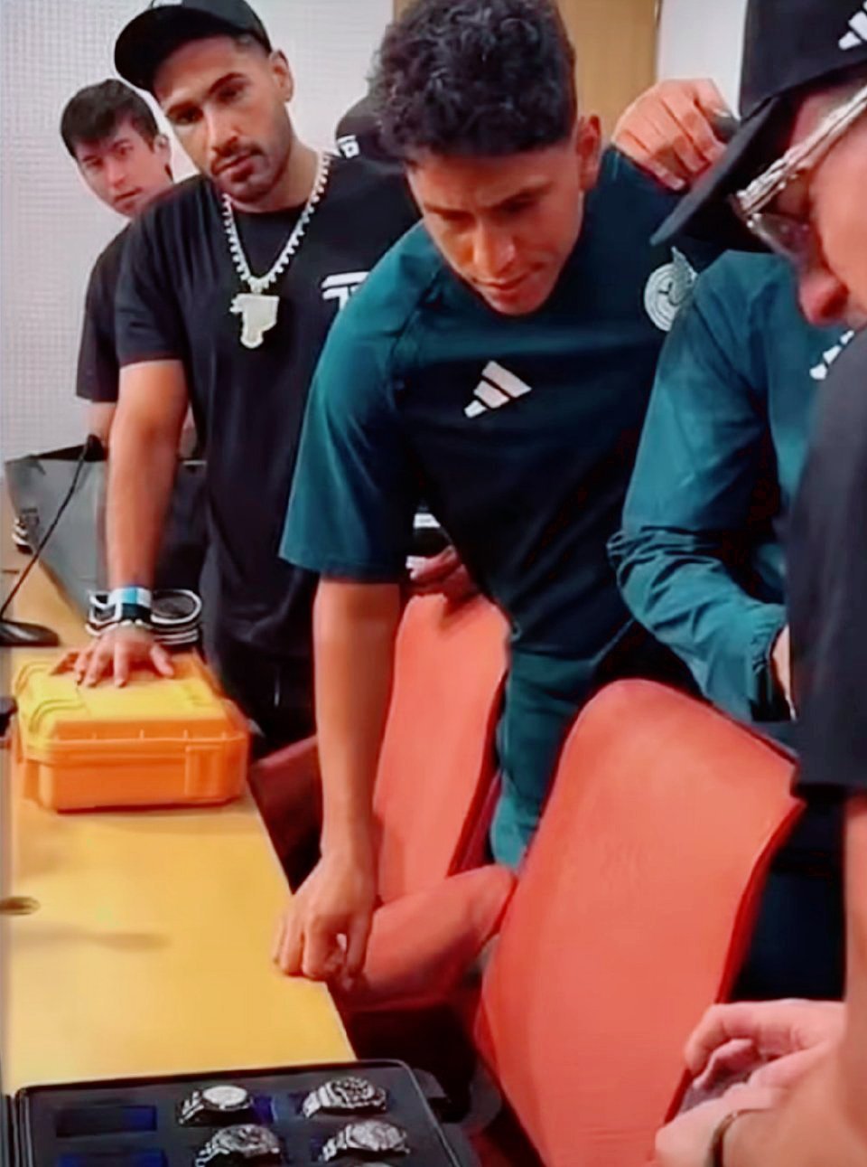 ⚽️百万名表说退就退？墨西哥这波操作，值得所有运动员抄作业！前脚刚被网红豪掷千金