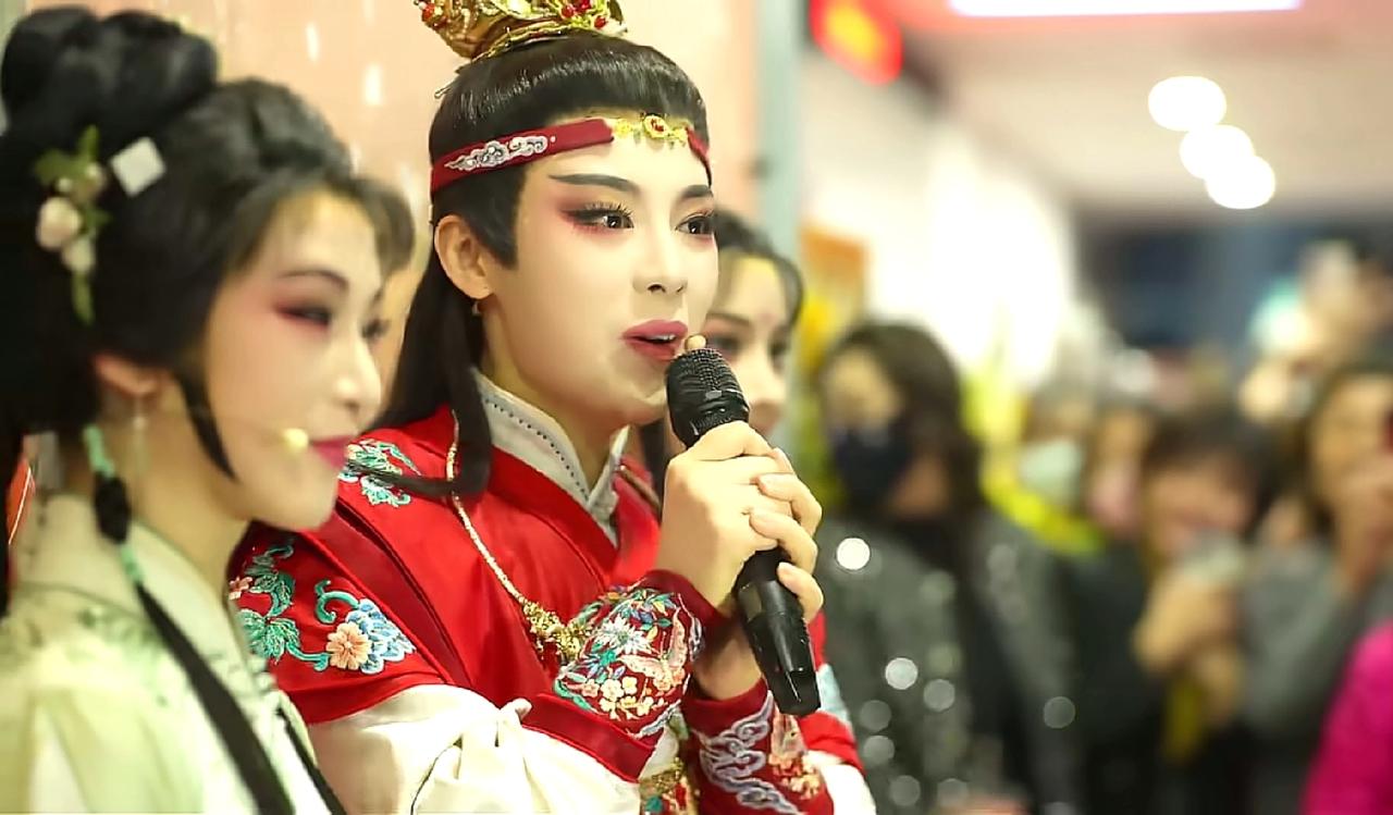 看了电影《镖人》中陈丽君的拍摄花絮，作为一个首次出演电影的越剧演员，陈丽君真的很