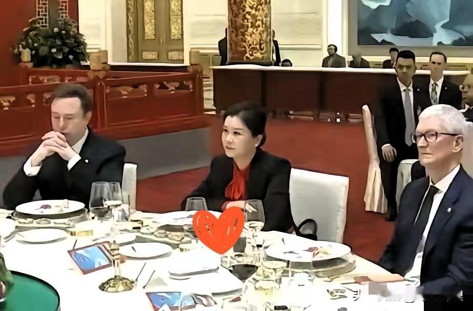 一张照片刷屏了。
马斯克和库克两大巨头中间，稳稳坐着个东方大国女人。

一堆人满