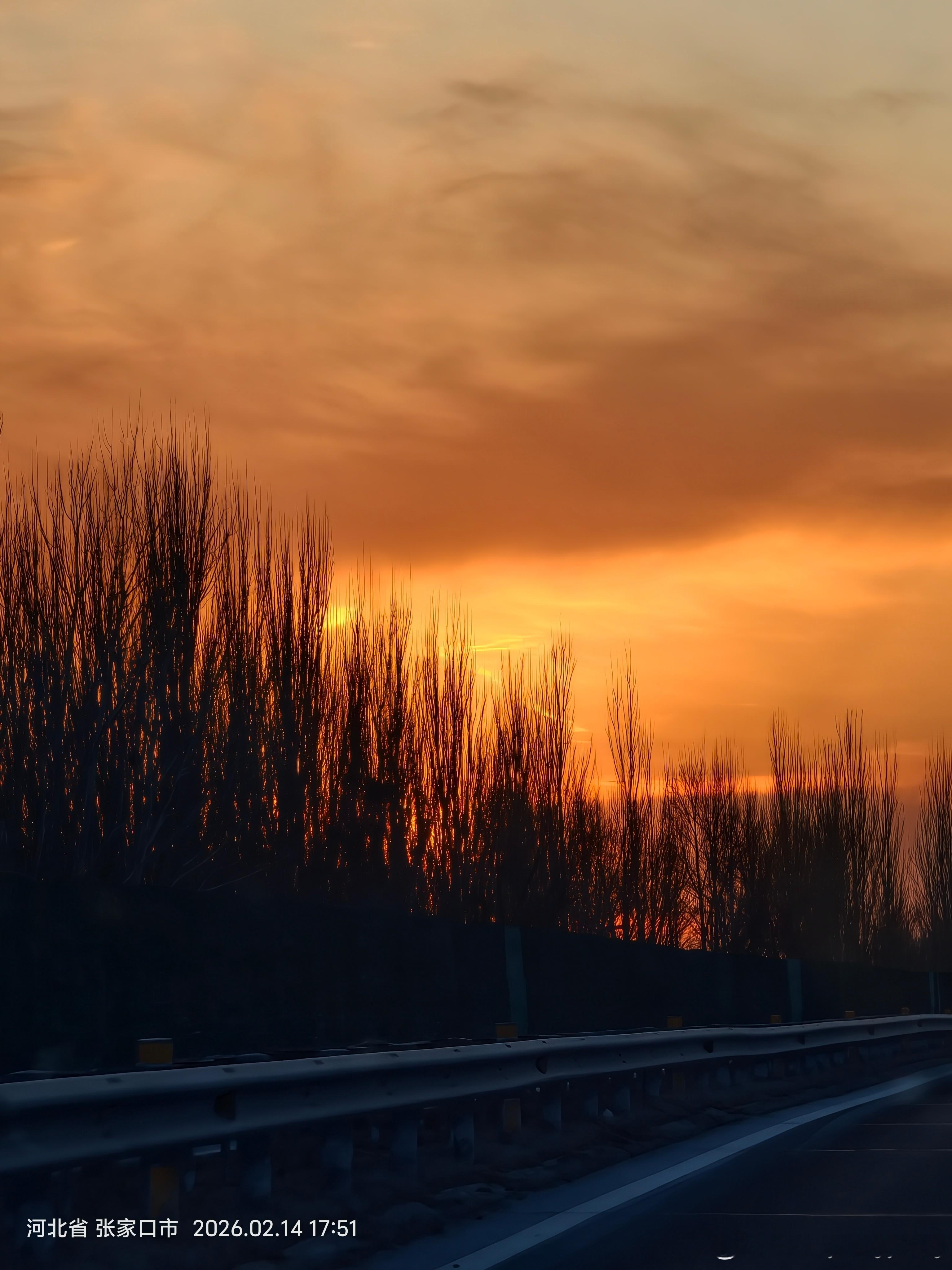 追着落日🌇回老家啦啦啦啦，啦啦~ 
