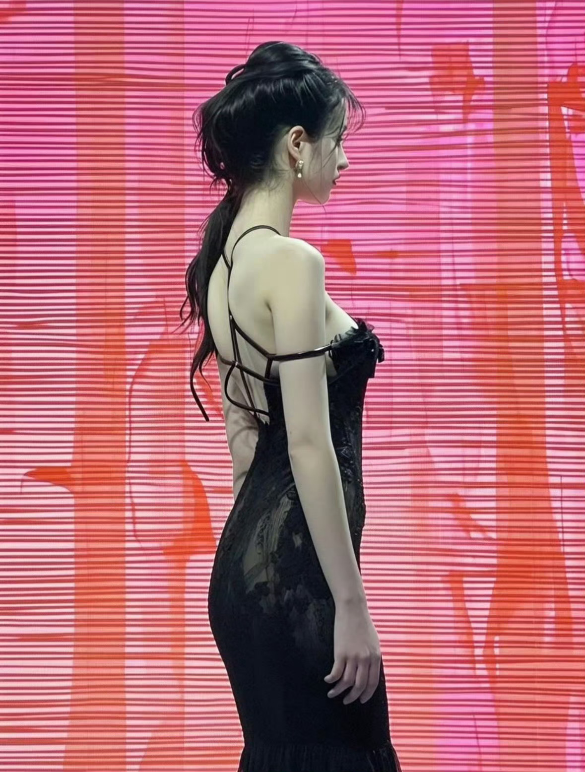 这是我见过最有性张力的背影 但到现在都不知道这个背影的主人是谁….💕 