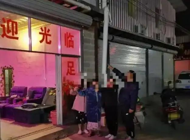 湖南长沙，一男子路经一家足浴店，门口的套餐吸引了他。男子立刻进去点了个按摩套餐，