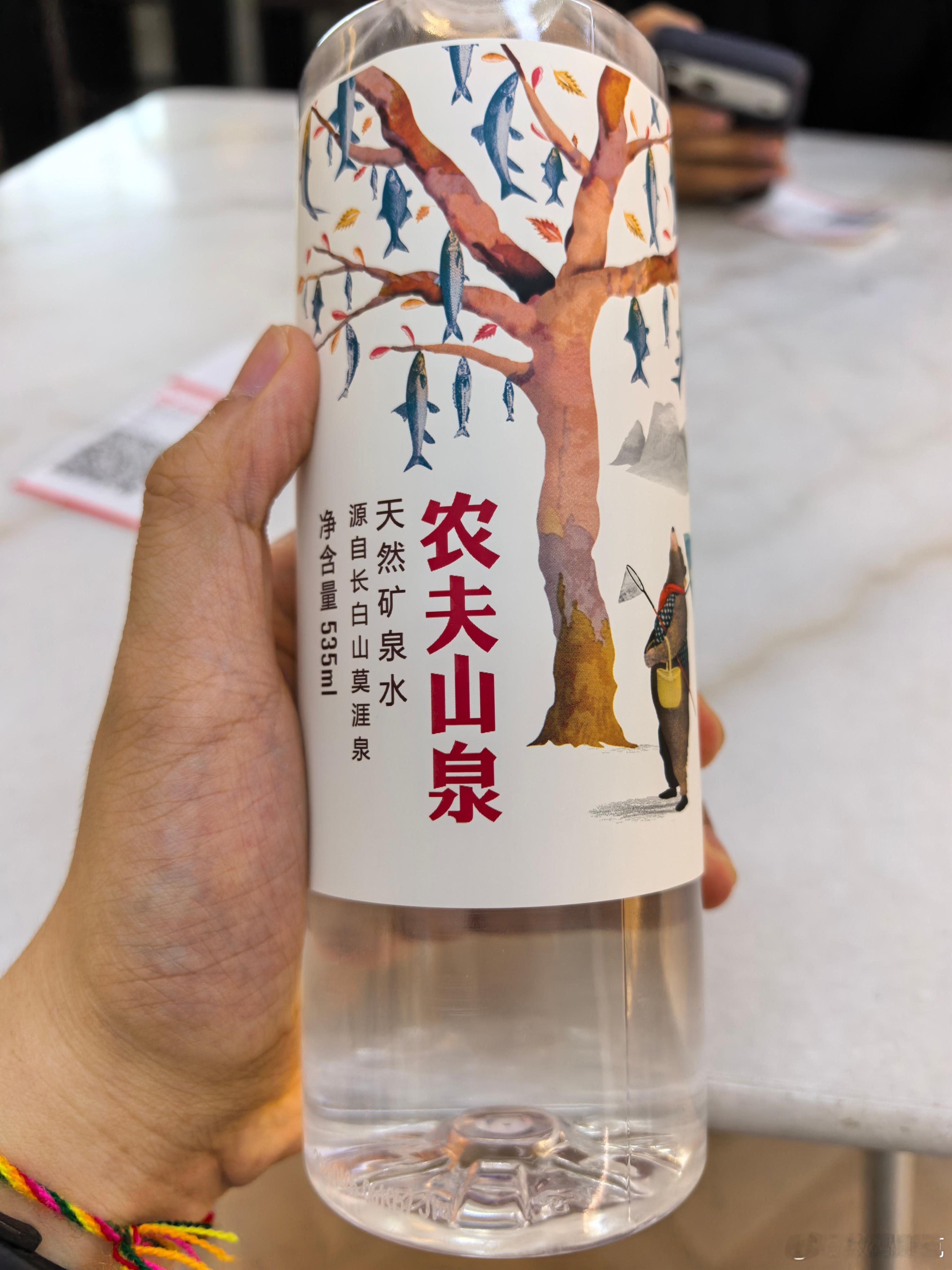 电影院拿了瓶矿泉水，6 元，喝着怎么一股咸味，比我的泪水也咸