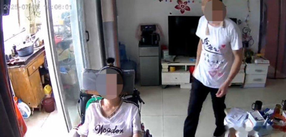 男护工猥亵渐冻症女子54岁渐冻症女士全身无法动弹，仅能转动眼球、小声哭喊，毫无自