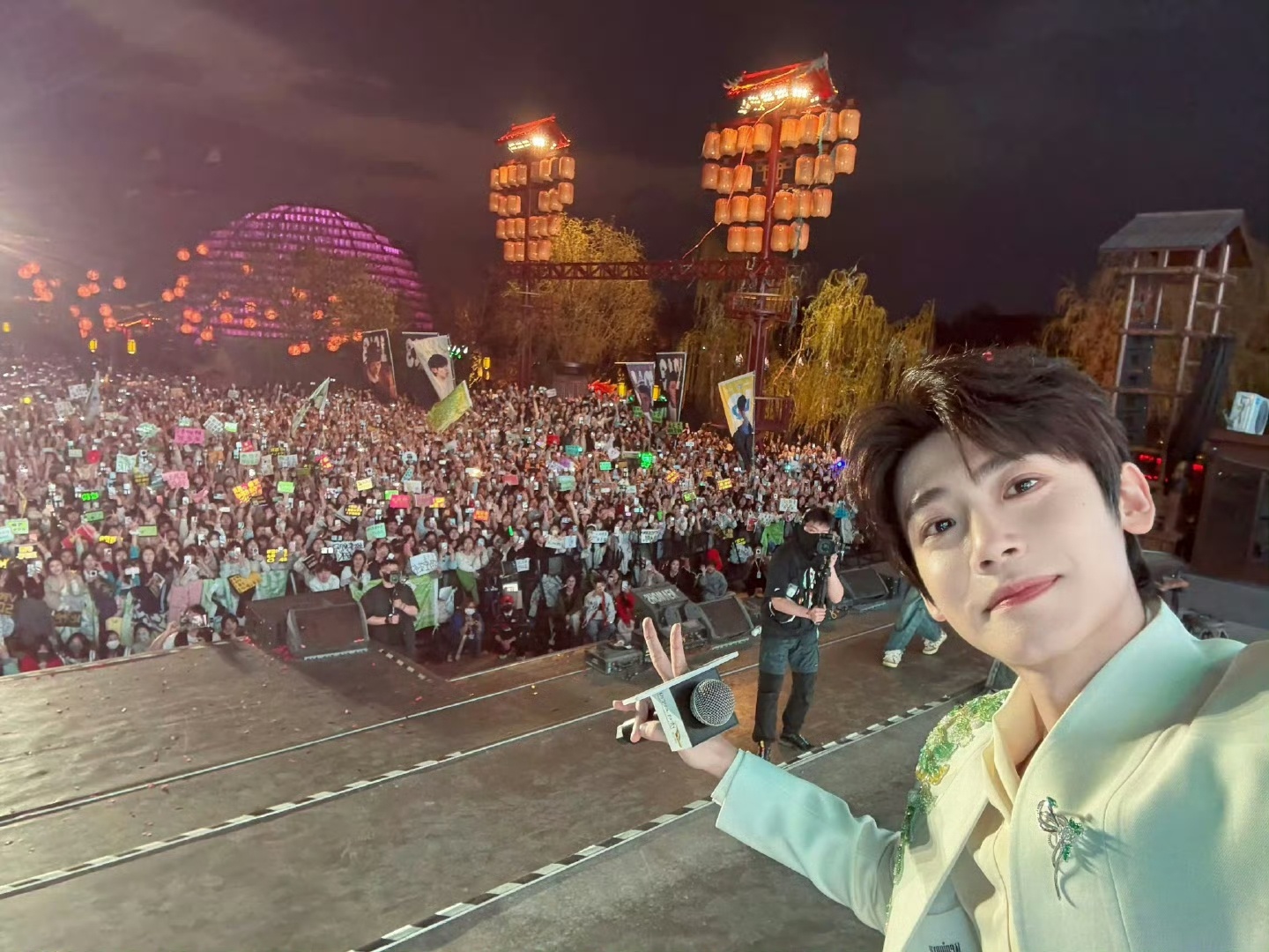 李卿来清明上河园了 李卿来清明上河园，线下人气太旺了，现场特别热闹。人很随和，跟