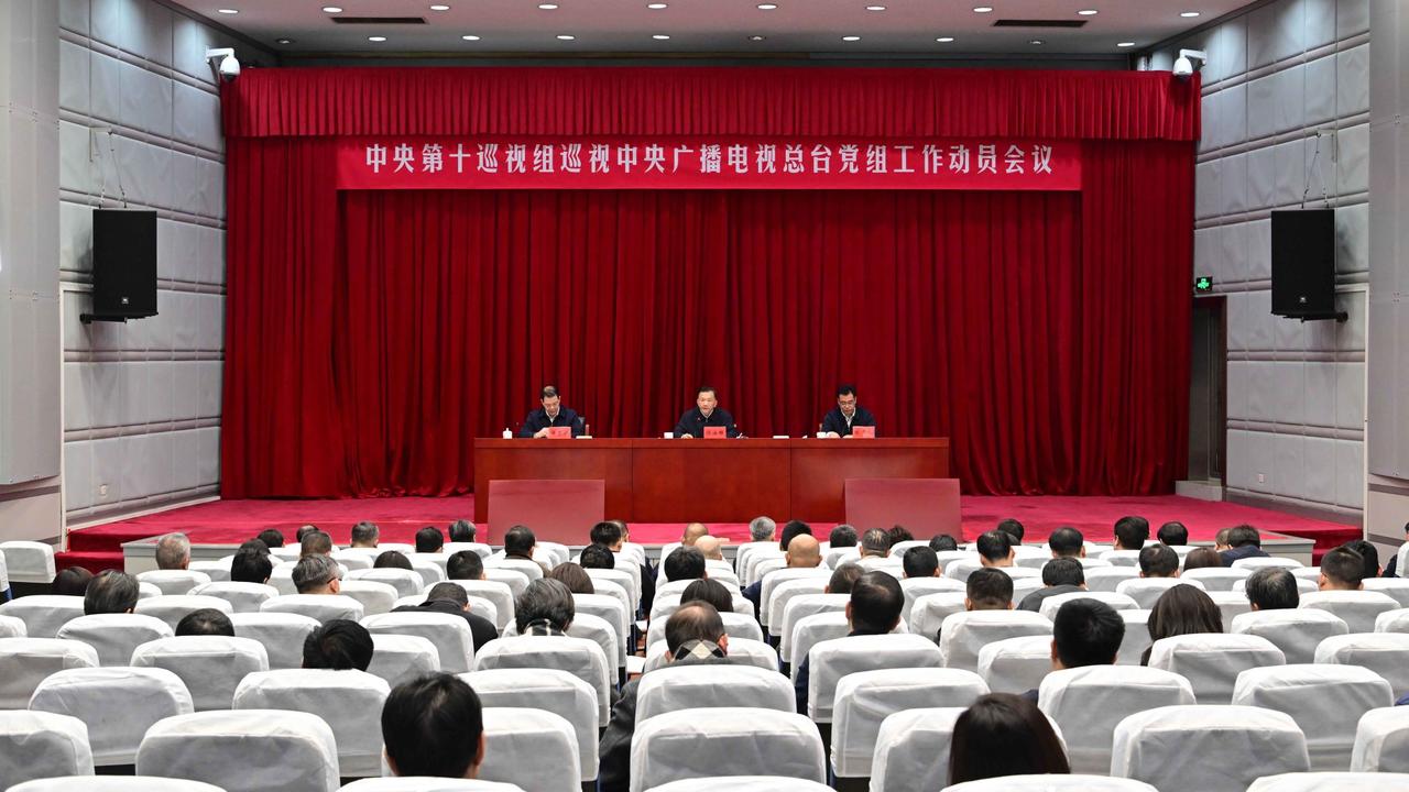 加强中央电视台的酒类广告治理应当作为工作重点之一，这关系到中华民族的长远健康发展