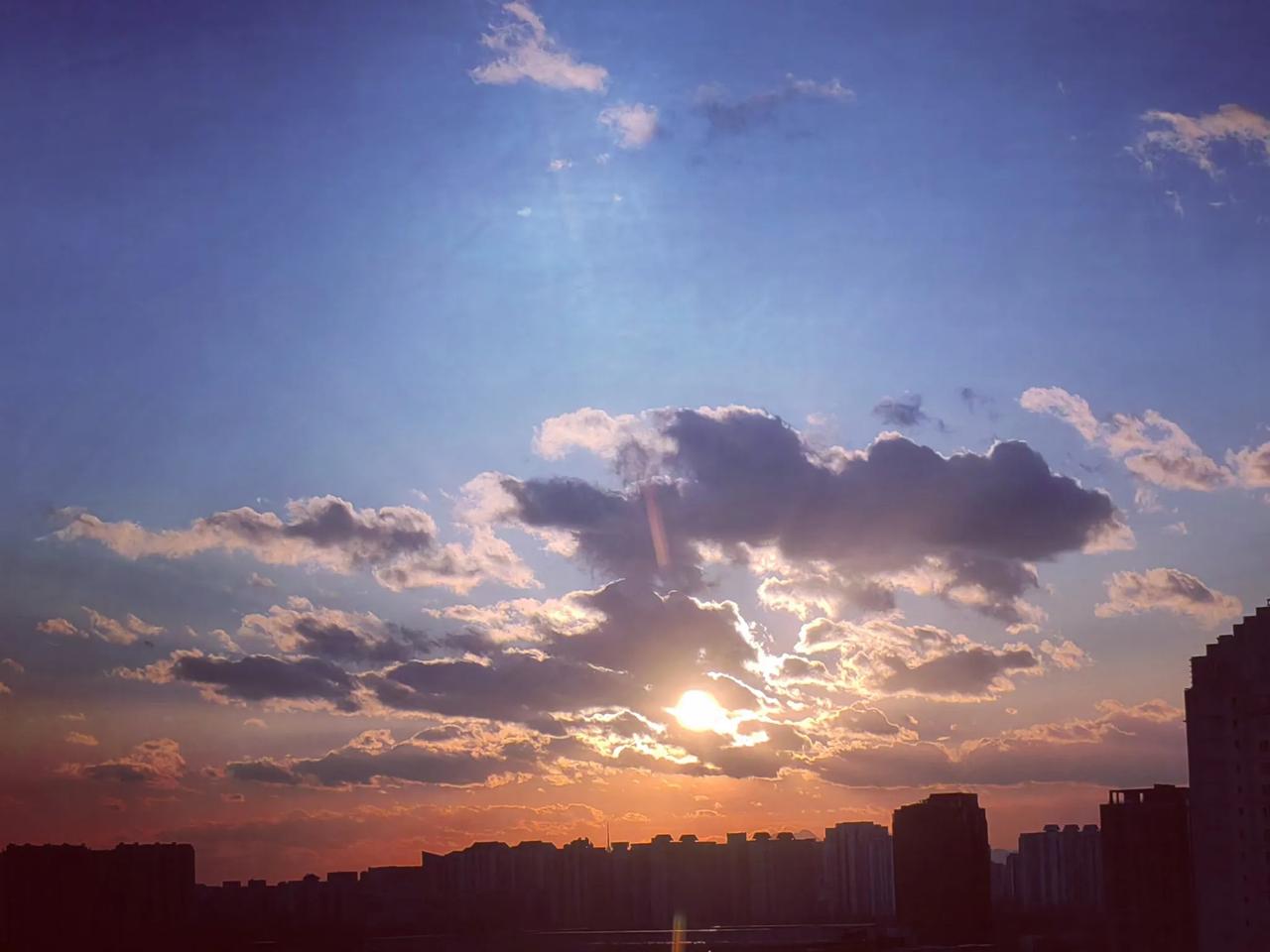 云朵是天空的精灵，
霞光让云朵生动。
鲜花是大地的骄子，
雨露让鲜花多情。
多彩