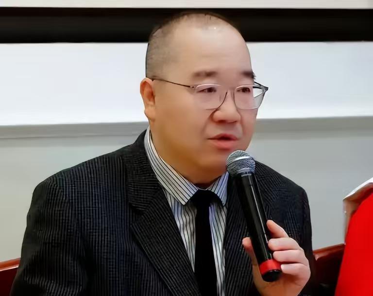 谁能想到啊！当年拍《我爱我家》的英达，如今居然活得这么惨😭
65岁的人，头发掉