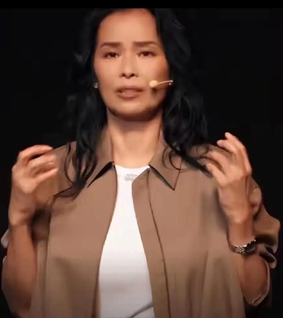 62岁韦唯，人生如戏，跌宕起伏！她八岁登台，一曲《爱的奉献》火遍全国，与刘欢合唱