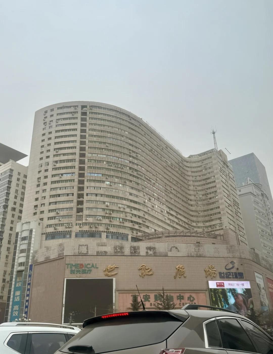 沙尘暴里的兰州
土苍苍的西北一片昏黄
寒风席卷着更北方的沙
姐姐说晚上不用吃饭了