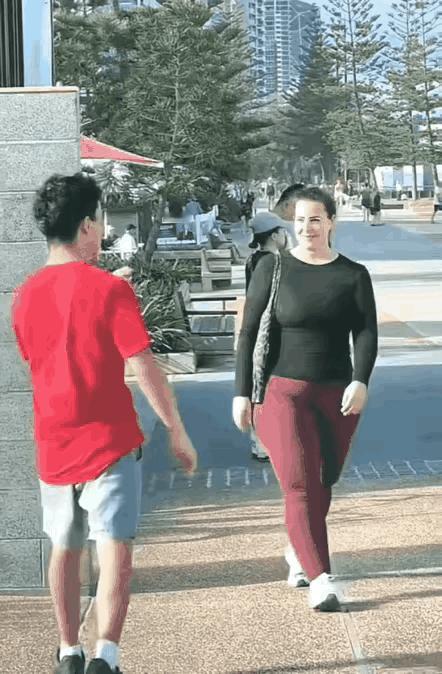 小伙子内心估计很羡慕这样的大支女生，正好和自己互补！