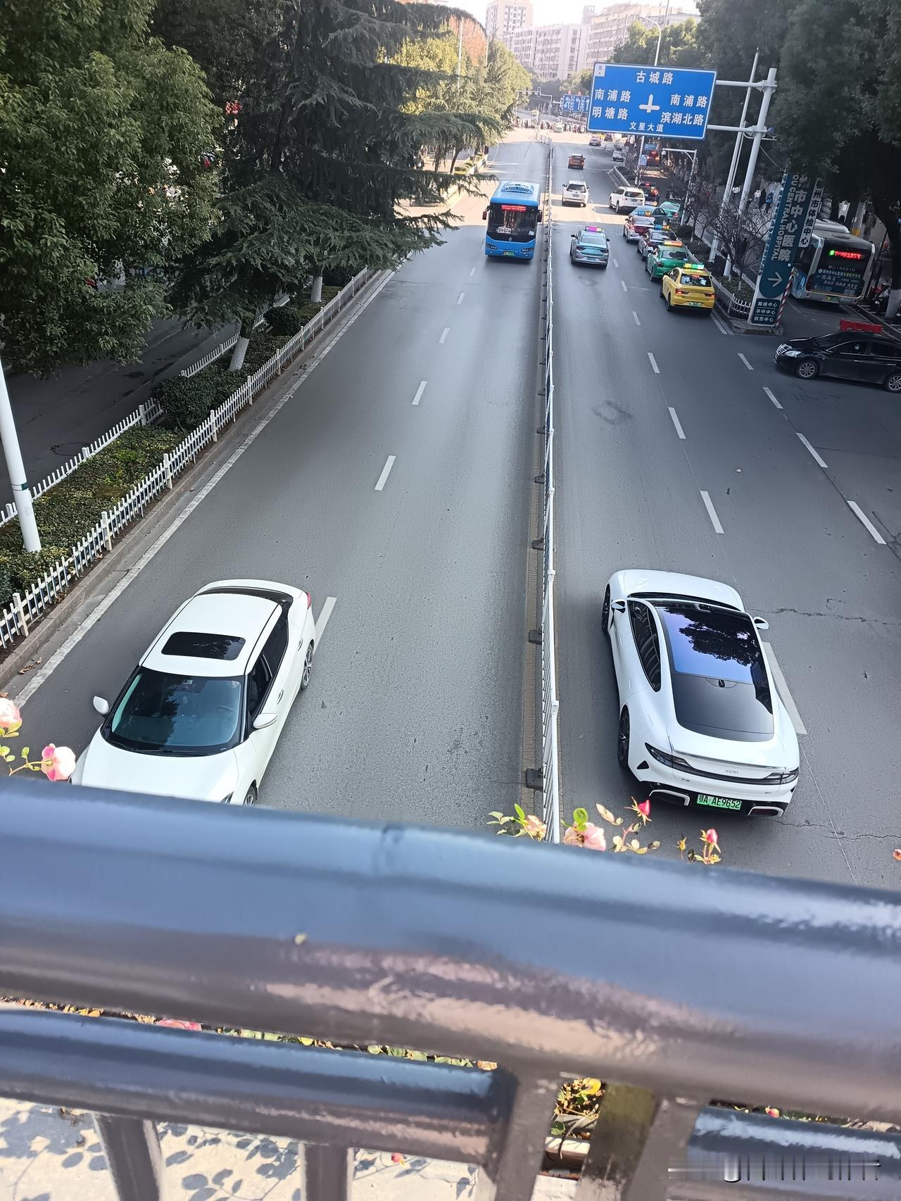 年年顺顺利利
日日快快乐乐