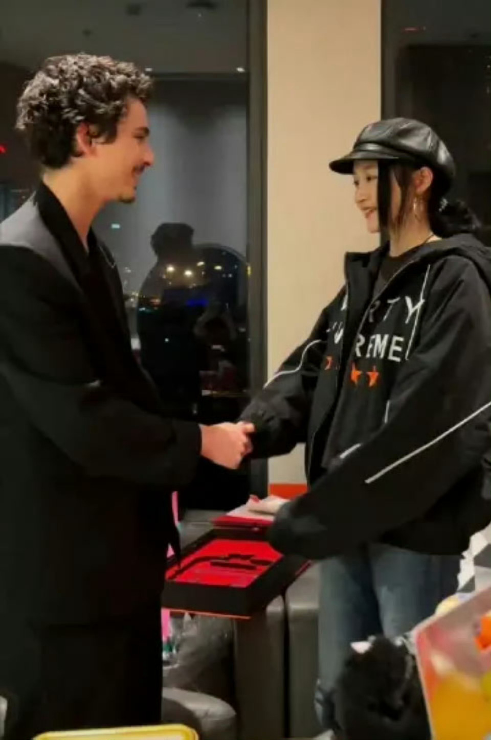 甜茶关晓彤合照甜茶与关晓彤同框合照📷脸也太小了吧！精致又上镜，同框画面太养眼啦