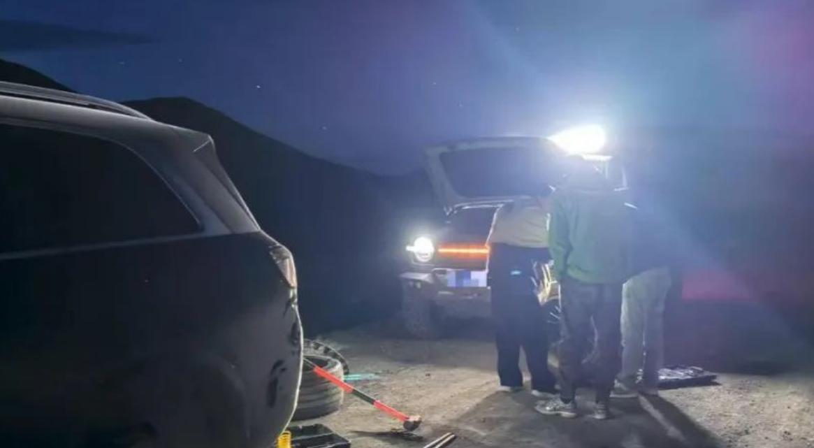 无人区爆胎没信号？问界M9一键求救
赛力斯集团副总裁康波透露，问界M9汽车在青海