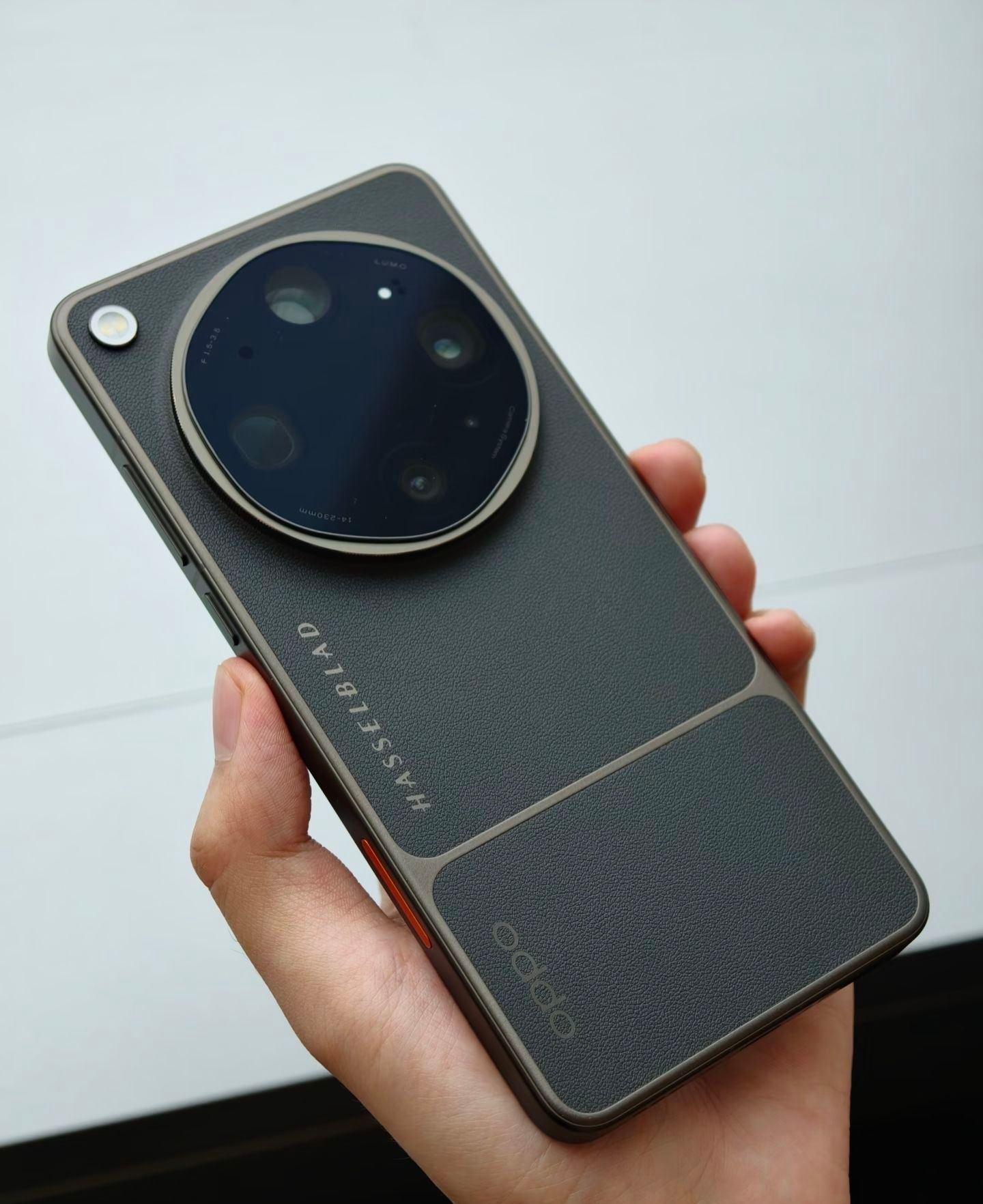 网友把oppo find x9ultra的线去掉了，你喜欢哪种？我觉得去掉后确实