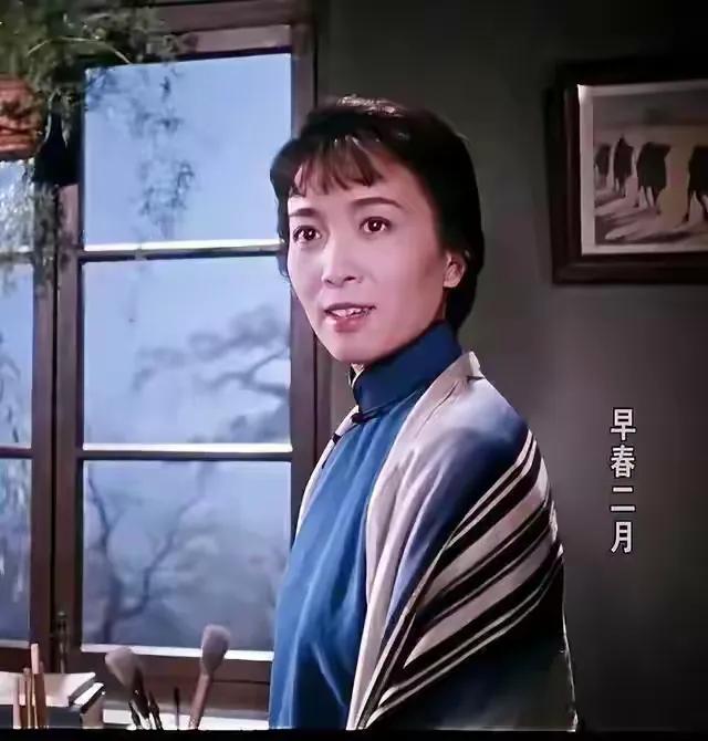 她在“早春二月”里唱着“青春之歌”登上人生舞台，她与师姐妹同演“舞台姐妹”。
她